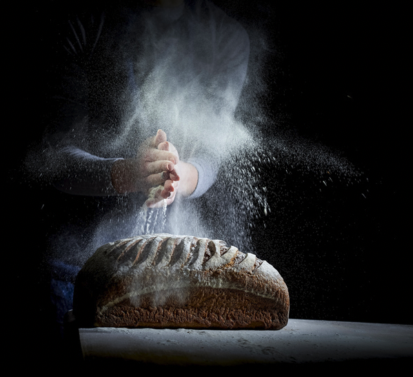 Pain artisanal photographié en studio pour un boulanger